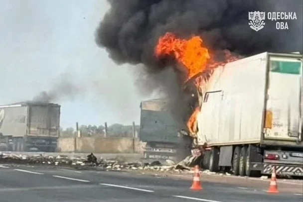 Троє людей постраждали після удару по трасі на Одещині