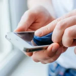 Як просушити телефон після води